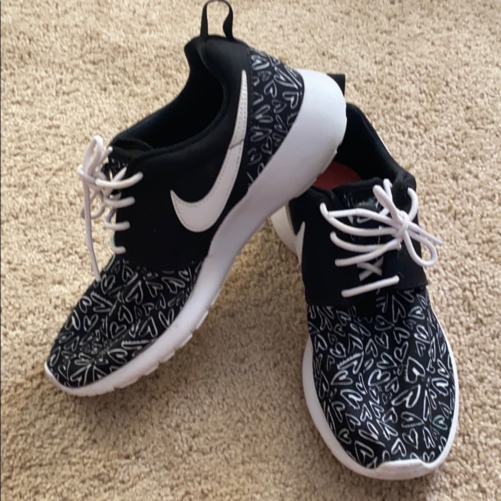 Nike Roshe  WHITE HEART  print on black size 5Y